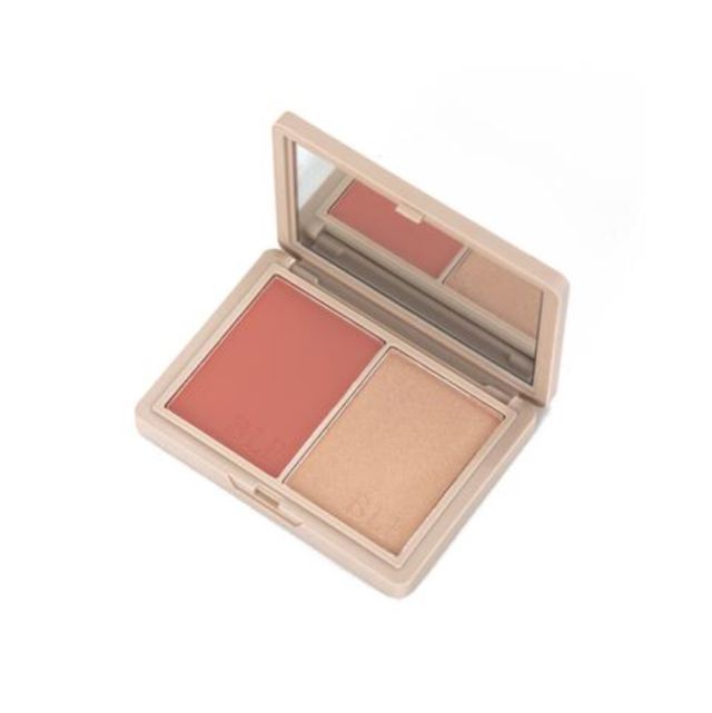 blush on female daily