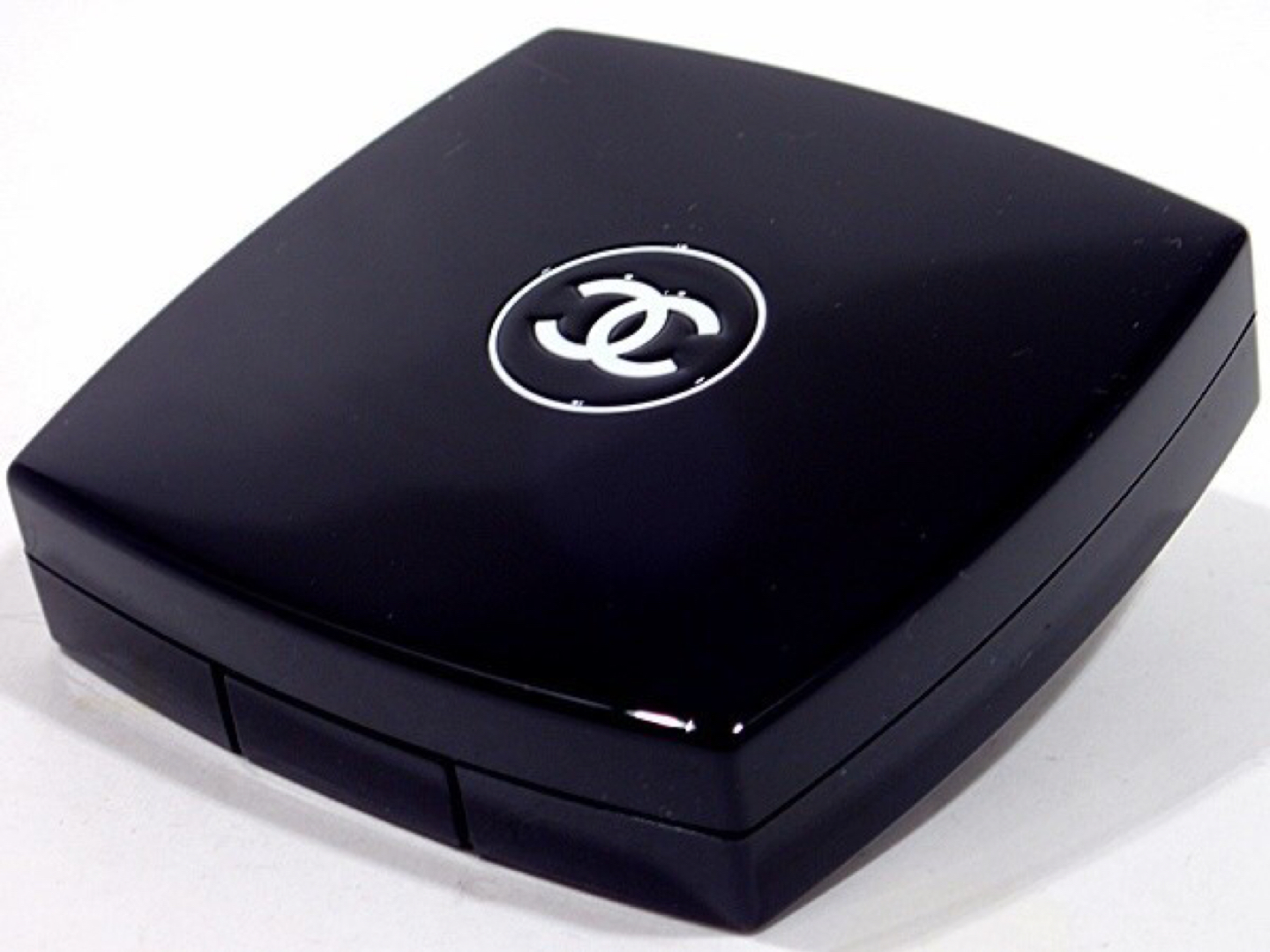 Chanel Vitalumière Compact Douceur - Beauty Review