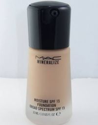 MAC Mineralize Moisture SPF 15 Foundation NW20