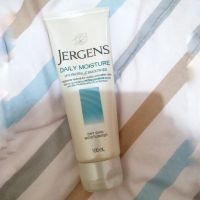 Jergens Jergens Daily Moisture hydrates &amp; smoothes