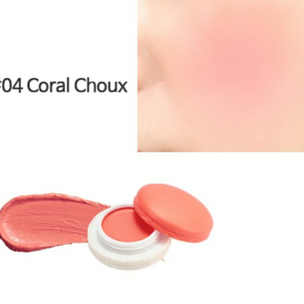 macaron cream filling cheek