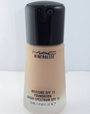 MAC Mineralize Moisture SPF 15 Foundation NW20
