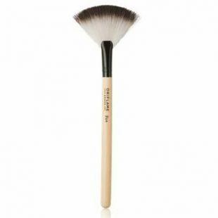 Oriflame Precision Fan Powder Brush (Kuas Kipas) 