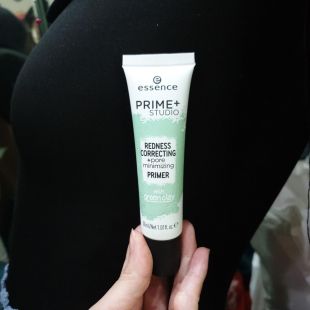 Essence prime+studio redness correcting pore minimizing primer 