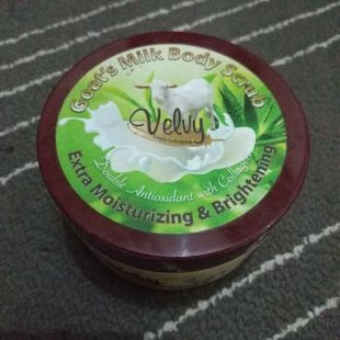 Velvy Beauty Goat's Milk Body Scrub Extra Moisturizing & Brightening 250gr Greentea & Aloe Vera