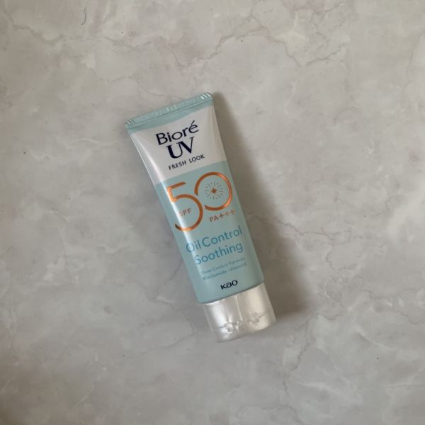 UV Fresh Look Oil Control Soothing SPF50 imgfdn-fe8609b9-1f5f-4d04-825e-2a2174adc63e