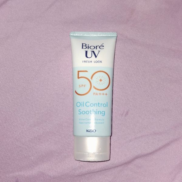UV Fresh Look Oil Control Soothing SPF50 imgfdn-081577db-d064-49ca-8c6c-7b1f8a8bbe30