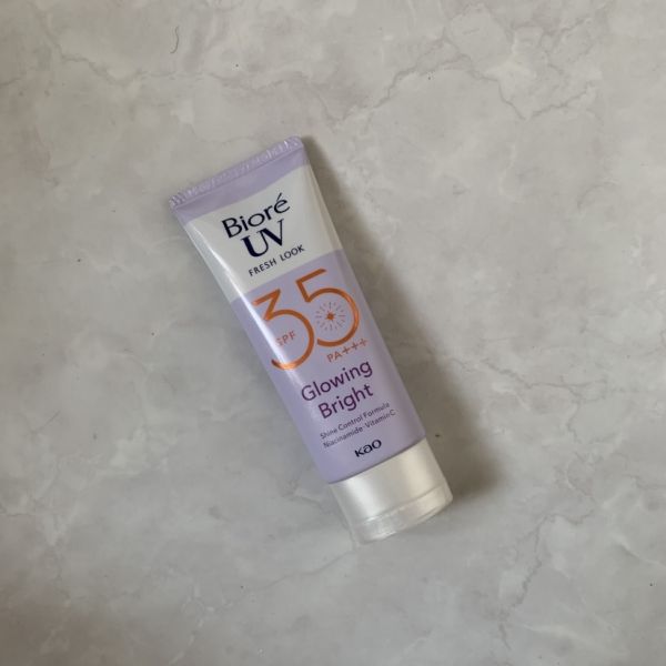 UV Fresh Look Glowing Bright SPF35 imgfdn-25a74768-8144-438a-8cac-17da5a2ff223