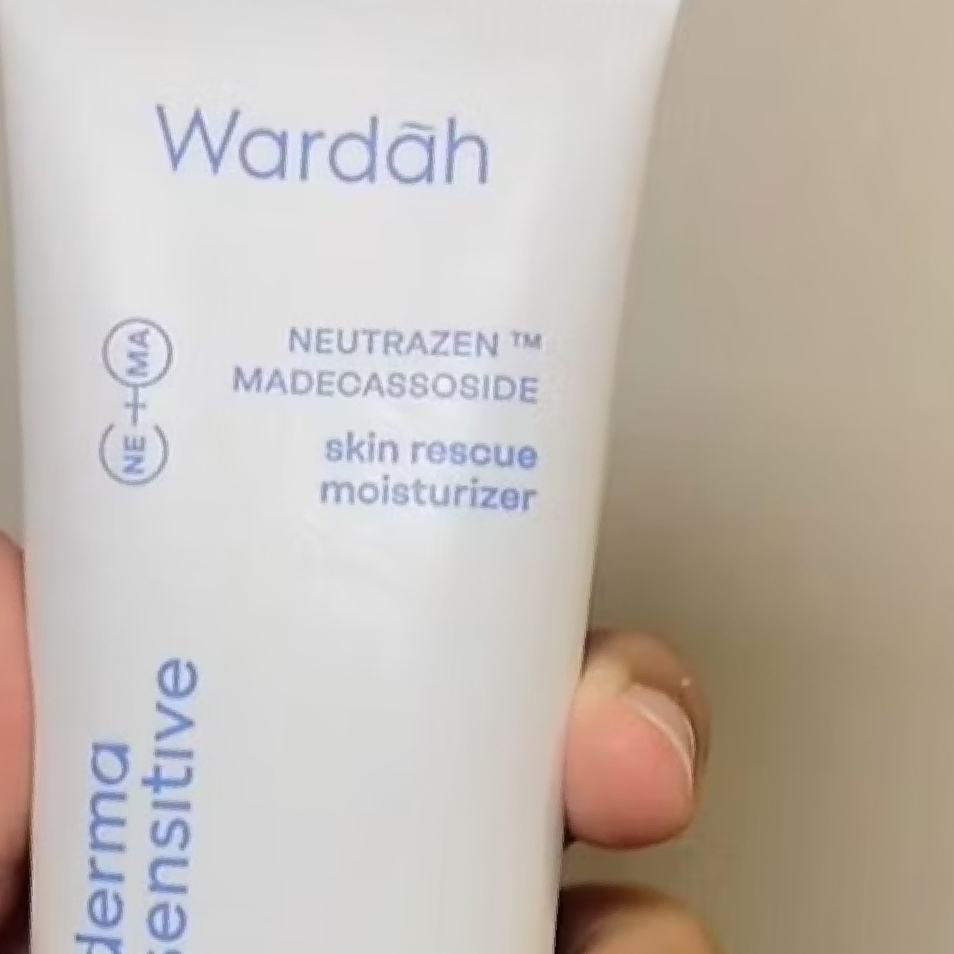 Derma Sensitive Skin Rescue Moisturizer imgfdn-ee50eae9-9938-4299-b3a2-1eafb02bd6b6
