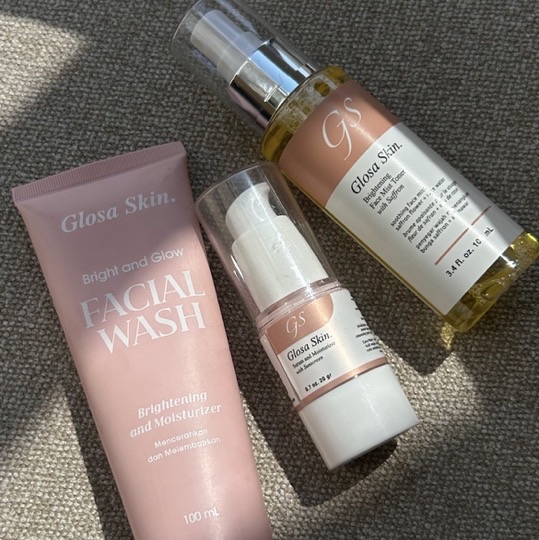 Serum and Moisturizer with Sunscreen imgfdn-48790156-29ed-418c-b874-3ea03330a6ff