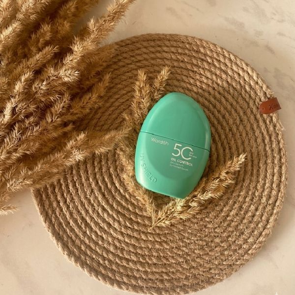 UV Shield Airy Smooth Sunscreen Serum SPF 50 PA++++ imgfdn-44e9174e-7f66-4ac1-bc87-6635b6d5bc25