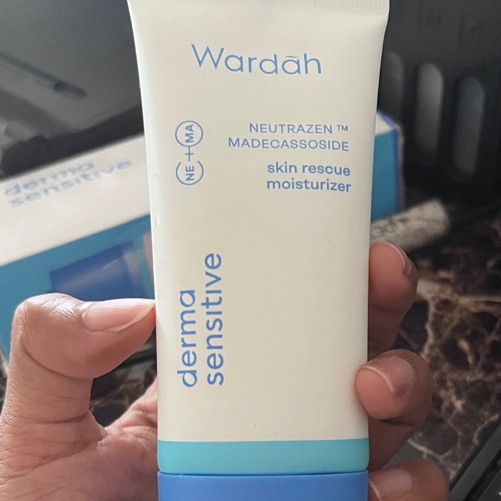 Derma Sensitive Skin Rescue Moisturizer imgfdn-89286554-f467-4394-9b43-eb8e24ff5791