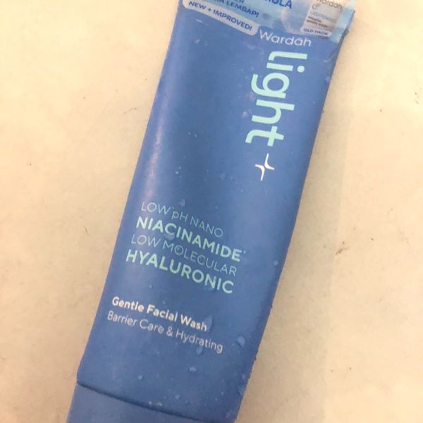 Light+ Low pH Nano Niacinamide Hyaluronic Zinc Whip Facial Foam imgfdn-7a9ae3bb-72e9-406e-94f1-346442057392