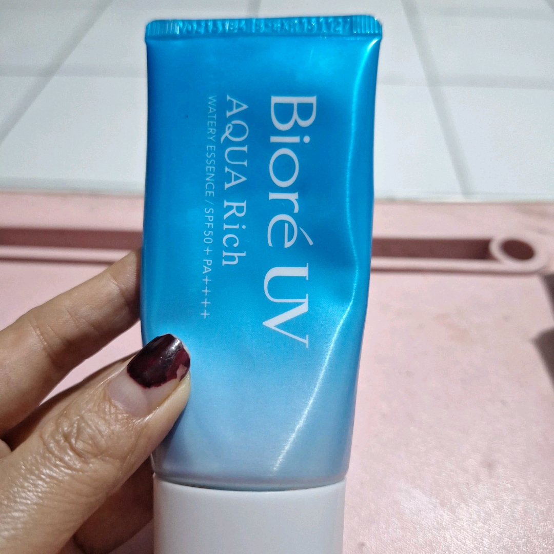 UV Aqua Rich Watery Essence SPF 50+ PA++++ imgfdn-6fbd2d0e-d3ea-40c6-8065-dfc385194463